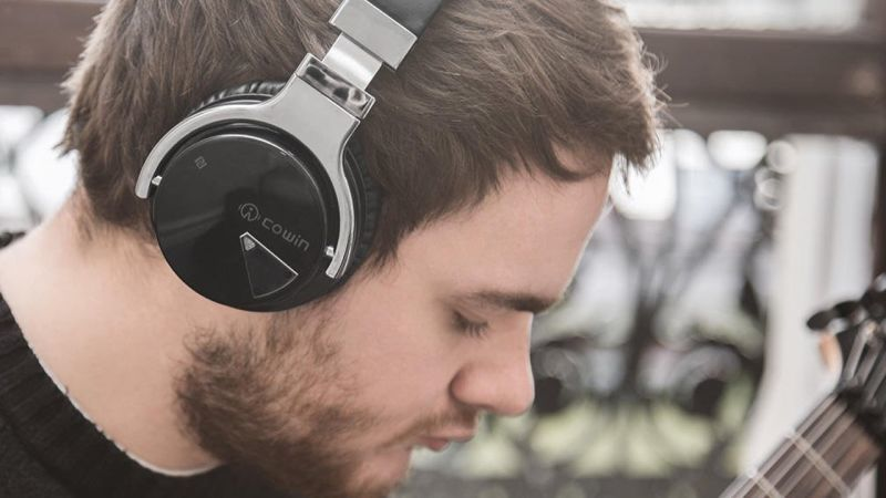 Auriculares Bluetooth Cowin E-7 con cancelación de ruido, $39 con código AU2KA500